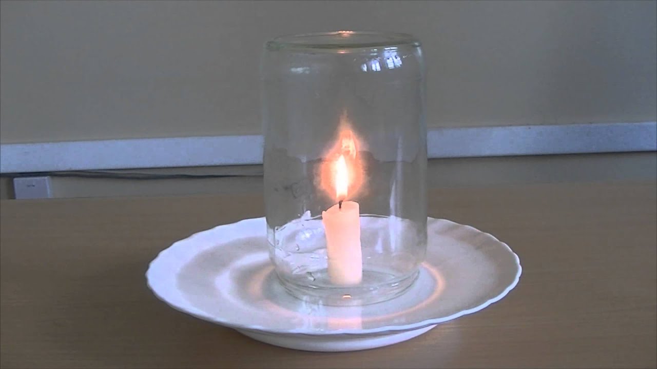 Biała świeczka stojąca w wodzie
