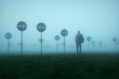 Człowiek podróżujący we mgle ze znakami