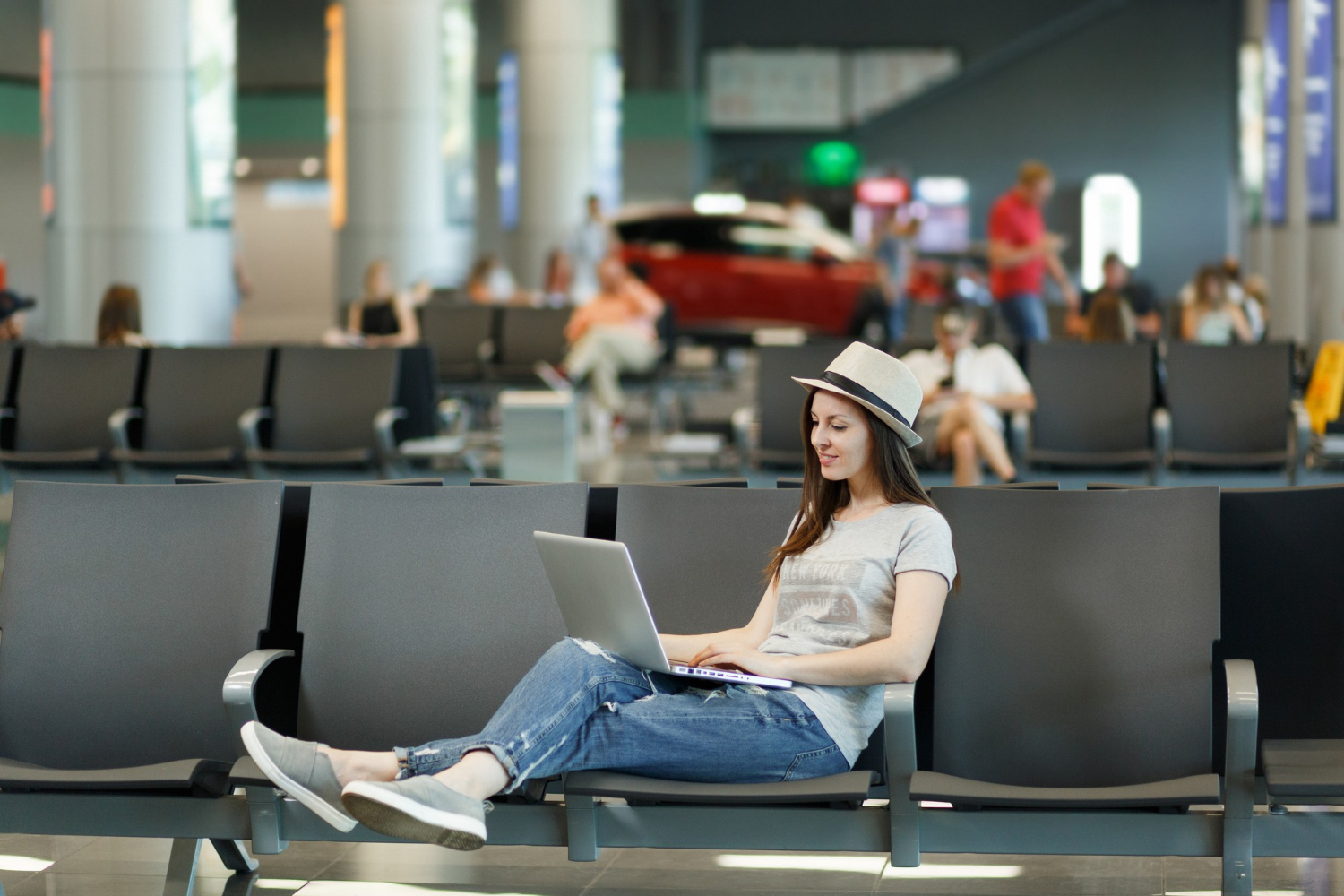 Praca w wakacje na przykładzie kobiety z laptopem na lotnisku