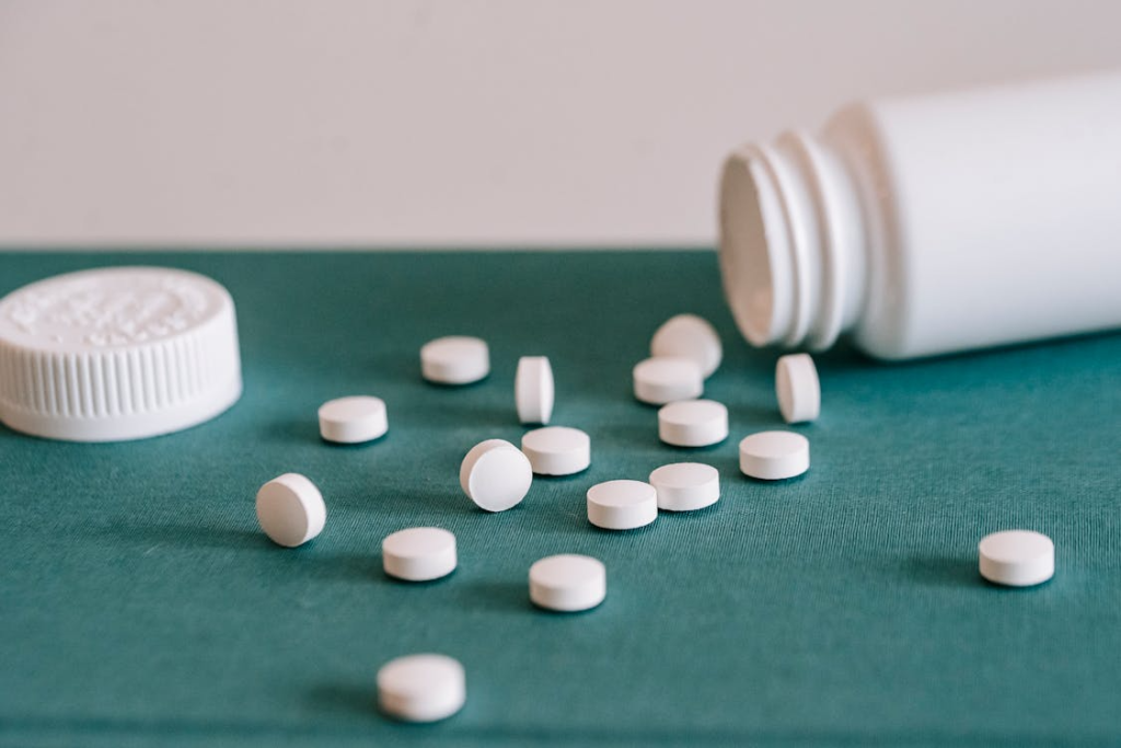 paracetamol właściwości - rozsypane tabletki na stole