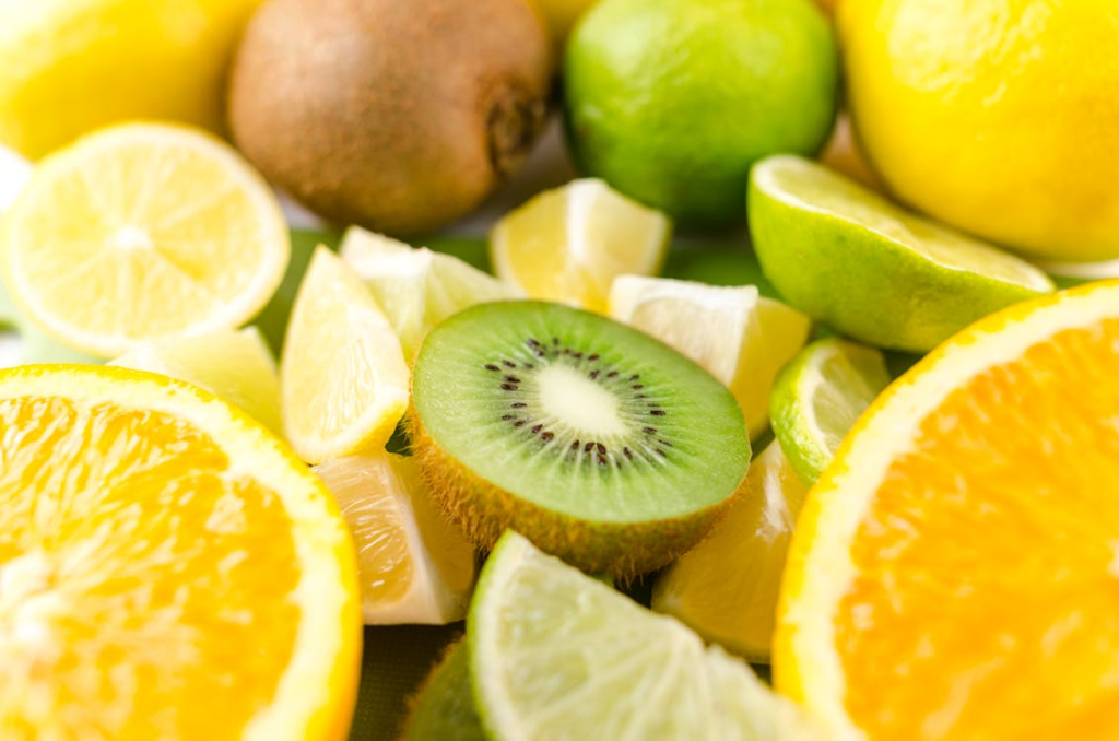 jak działa witamina C - kiwi i cytryny