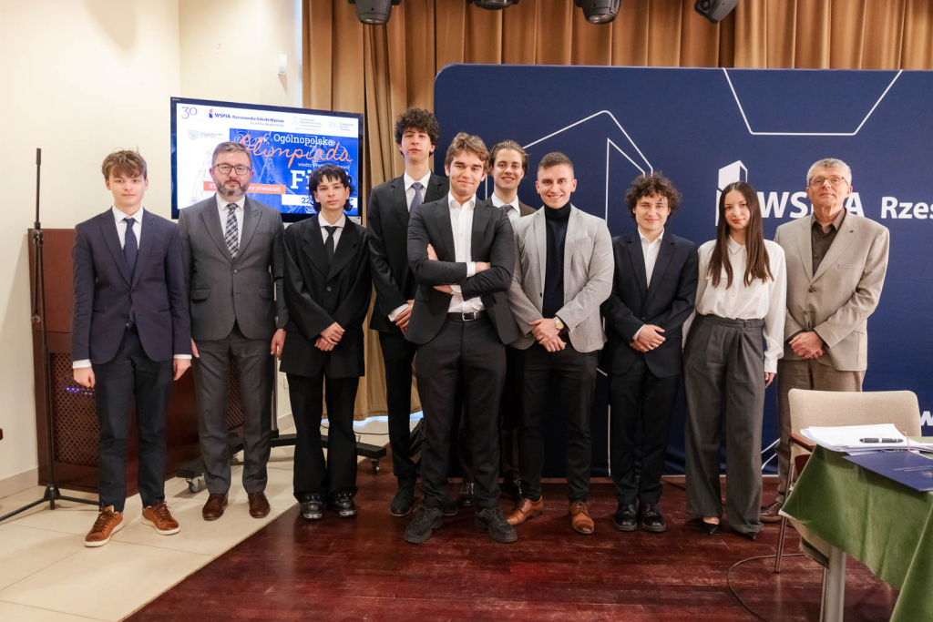 Na-zdjeciu-nasz-prowadzacy-Dawid-Ksiazek-z-czescia-naszych-finalowych-podopiecznych-na-finale-Ogolnopolskiej-Olimpiady-Wiedzy-o-Panstwie-i-Prawie-Rzeszow-kwiecien-2026