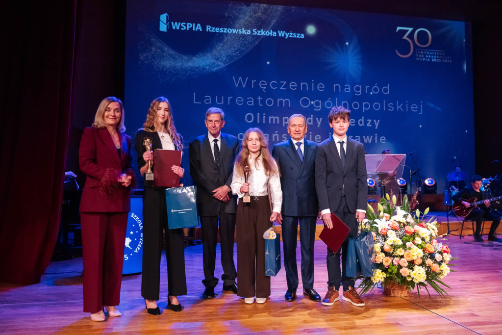 Na-zdjeciu-uroczysta-gala-rozdania-nagrod-dla-najlepszych-laureatow-finalu-Ogolnopolskiej-Olimpiady-Wiedzy-o-Panstwie-i-Prawie-a-wsrod-nich-wszyscy-to-nasi-podopieczni-Rzeszow-kwiecien-2026